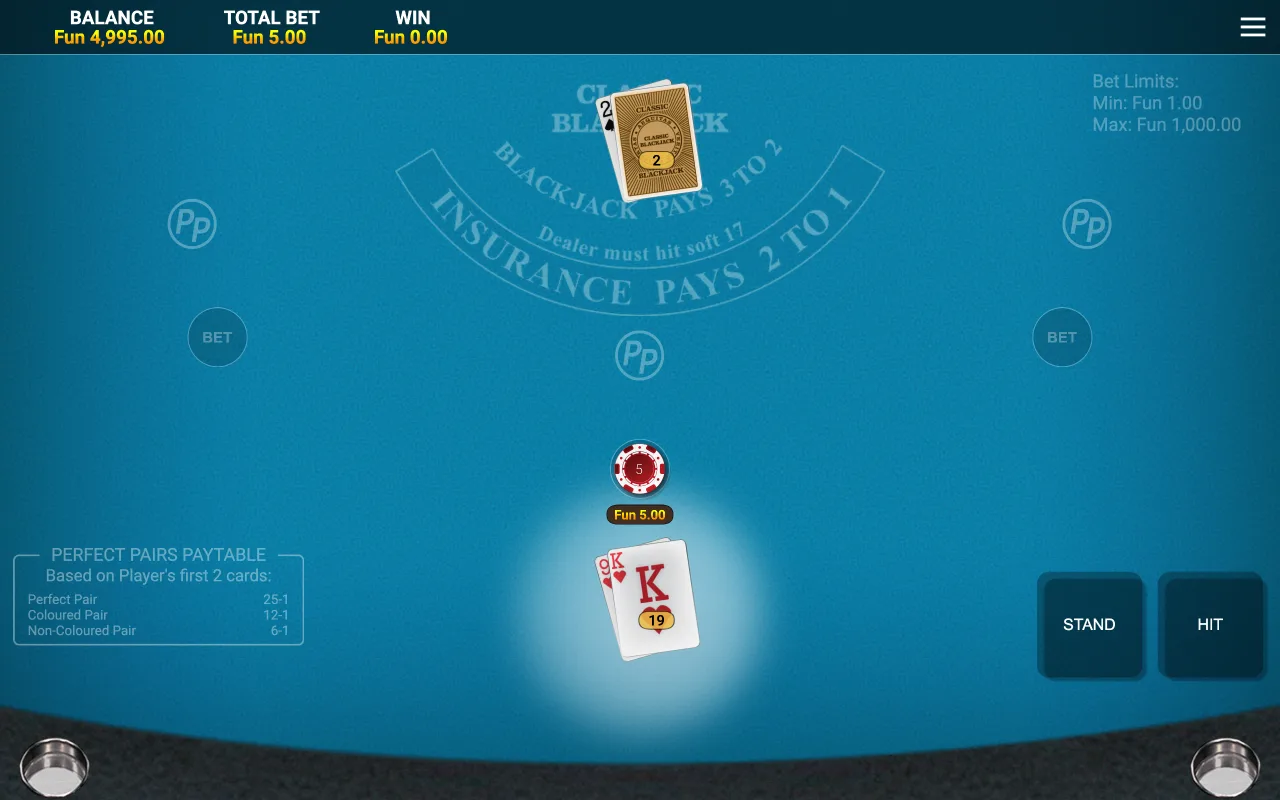 Main de blackjack en ligne : 19 du joueur (9 et roi) contre un 2 du croupier, boutons Stand et Hit pour rester ou tirer