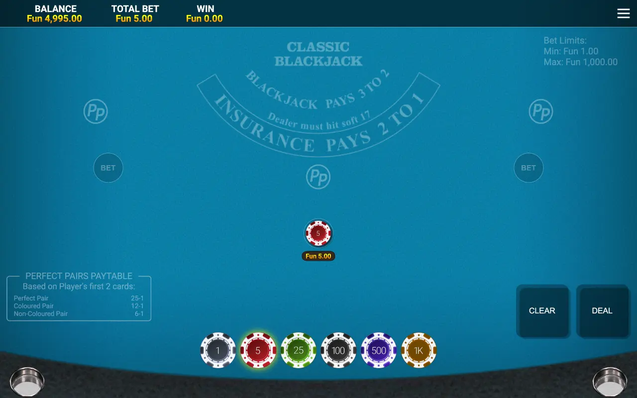 Table de blackjack en ligne en démo : jeton de 5 posé sur la position, boutons Clear et Deal, limites de mise affichées